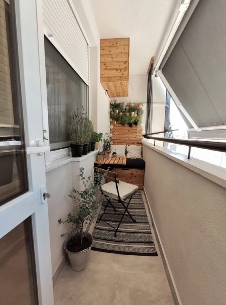 como-aprovechar-una-terraza-estrrecha-y-larga